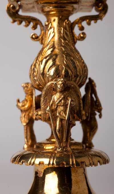 كنز الكاتدرائية (Trésor de la Cathédrale). صليب الإغاثة. صناعة المعادن بالمجوهرات. الأصل دير (Saint-Amand Tournai ، Elnone سابقًا. القرن 16. التفاصيل. بواسطة فنان غير معروف