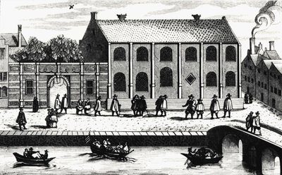 منظر خارجي لمبنى جامعة لايدن التي أسسها غيوم دي ناسو عام 1575. النقش بعد "" Illustrium Hollandiae ، إلخ ، Ordinum ، Alma Academia Leydensis "" بواسطة فنان غير معروف