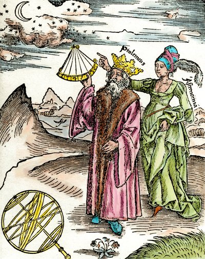 عالم الفلك اليوناني كلود بتوليمي (كلوديوس بتوليماوس) (حوالي 90 - حوالي 168 م) مستخدمًا آلة السدس وعلم الفلك. نقش من 1503. مجموعة خاصة بواسطة فنان غير معروف
