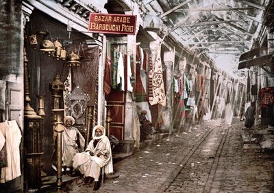 Le souc el Trouck في تونس: تسوق مع اللافتة الفرنسية "" Bazaar arabic Barbouchi Brothers "". الفوتوكروم v. 1900. بواسطة فنان غير معروف