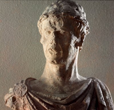 تمثال نصفي من الحجر الجيري للإمبراطور فريدريك الثاني من هوهنشتاوفن (1194-1250) 1245-1250. بارليتا ، متحف سيفيكو بواسطة فنان غير معروف