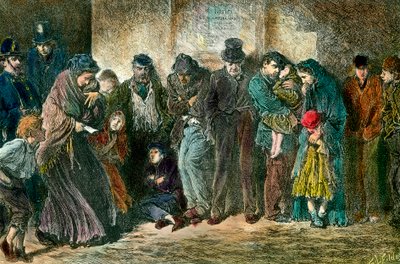 الفقر في لندن عند باب مأوى عائلات فقيرة وجائعة تصطف أمام منزل. نقش من عام 1869. مجموعة خاصة بواسطة فنان غير معروف