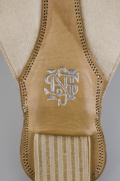 الحمالات ، حوالي 1880 (عرض تفصيلي) ، ساتان أبيض مطرز ، جلد ، فضي ، صانع غير معروف بواسطة فنان غير معروف