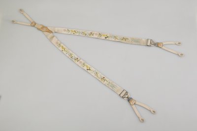 Suspenders, c.1880, Emroidered white satin, leather, silver, Maker unknown بواسطة فنان غير معروف