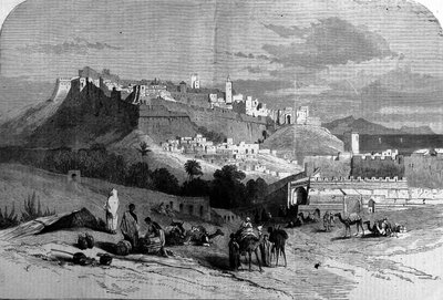 منظر لمدينة طنجة المحصنة والساحل المغربي. نقش من عام 1868. بواسطة فنان غير معروف