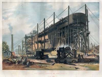 منظر مؤخرة السفينة العابرة للمحيط الأطلسي “Great Eastern” (Leviathan) قيد الإنشاء في حوض بناء السفن Thames في لندن. نقش في "" أخبار لندن المصورة "بتاريخ ٧ نوفمبر ١٨٥٧. بواسطة فنان غير معروف