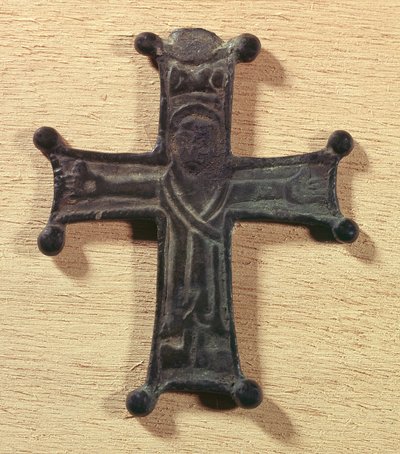 صليب نايت للحملة الصليبية الأولى (1096-1099). باريس ، المتحف الوطني للعصور الوسطى ، Thermes de Cluny بواسطة فنان غير معروف