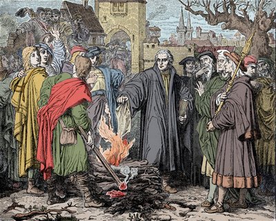 مارتن لوثر (1483-1546) يحرق فيتنبرغ فقاعة الحرمان التي قام بها البابا ليون العاشر بواسطة فنان غير معروف