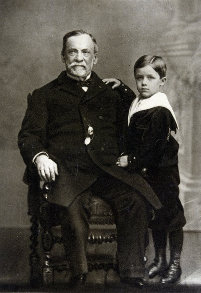 Portrait of Louis Pasteur (1822 - 1895) and his grandson Louis Pasteur Vallery - Radot in 1893. بواسطة فنان غير معروف
