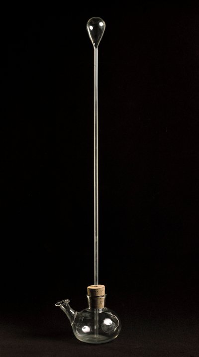 استنساخ المنظار الحراري الذي استخدمه عالم الفلك جاليليو جاليلي (الجليل) (1564-1642) لدراساته حول التأثير على كثافة الهواء الناتج عن التغيرات في درجات الحرارة. 1592-1610 فلورنسا ، Istituto e Museo di Storia delle Scienze. بواسطة فنان غير معروف