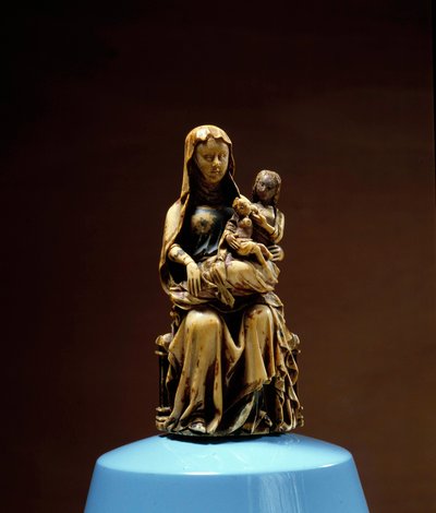 Saint Anne, the Virgin and Child Ivory sculpture of the 14th century. Realised in the North of France. Musee Vivenel, Compiegne بواسطة فنان غير معروف