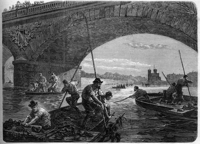 كومونة باريس عام 1871. صيد أسلحة ألقيت في نهر السين تحت جسر أوسترليتز من قبل الفدراليين (الكوميونات) في وقت المناقشة النهائية للبلدية. بواسطة فنان غير معروف