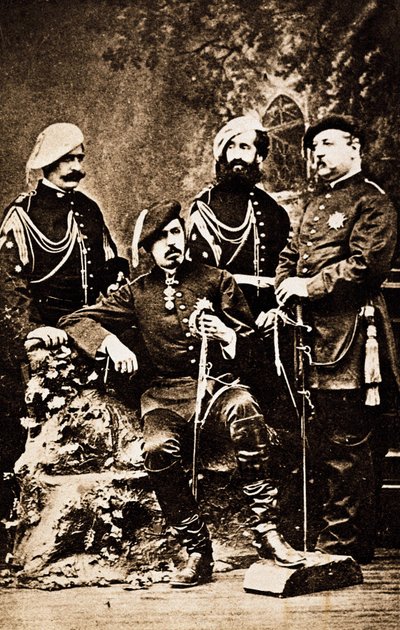 الحرب الكارلية الثالثة (1872-1876): المدافع عن عرش إسبانيا شارل دي بوربون (1848-1909) (كارلوس ماريا دي بوربون إي أوستريا إستي أو تشارلز السابع) ، دوق مدريد ، يحيط بمدافعيه. سانغيسا ، لاريوخا ، إسبانيا التصوير الفوتوغرافي حوالي 1872-1876 بواسطة مصور غير معروف