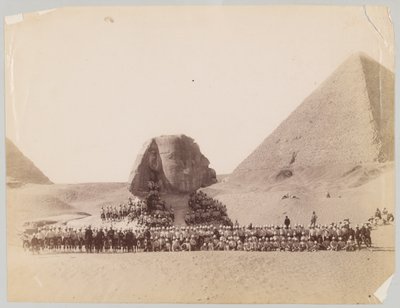 مرتفعات 42 أمام تمثال أبو الهول في الجيزة ، مصر بواسطة مصور غير معروف