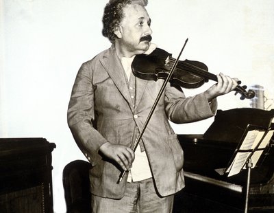 ألبرت أينشتاين يعزف على الكمان ، حوالي عام 1932 (صورة بالأبيض والأسود) بواسطة مصور غير معروف