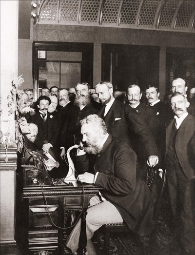 ألكسندر جراهام بيل (1847-1922) في افتتاح خط المسافات الطويلة من نيويورك إلى شيكاغو ، 18 أكتوبر. بواسطة مصور غير معروف