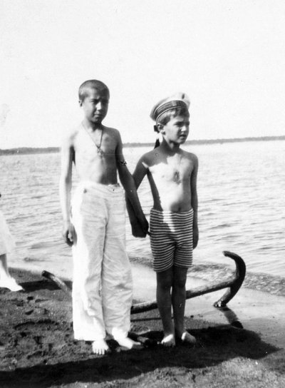 Alexei the Tsarevich وهو يلعب على الشاطئ في Livadia في شبه جزيرة القرم (b / w photo) بواسطة مصور غير معروف