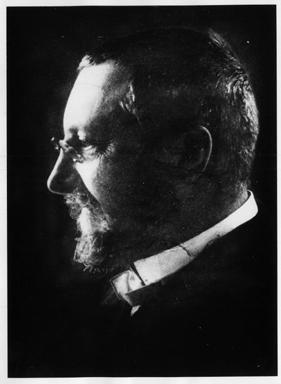 ألفريد بينيه ، عالم فيزيولوجي وعالم نفس فرنسي ، تلميذ في شاركو (1857-1911). بواسطة مصور غير معروف