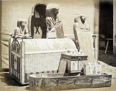 التماثيل الأثرية التي تم العثور عليها في مصر - في "" ألبوم الصور لمتحف القاهرة الأول "الذي أسسه أوغست مارييت باي بواسطة مصور غير معروف