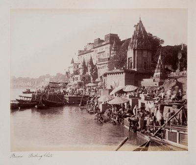 Benares Bathing Ghâts ، c.1885 (بني داكن الصورة) بواسطة مصور غير معروف