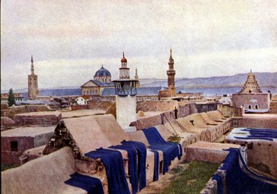 أقمشة قطنية زرقاء تجف على أسطح الصباغين في دمشق (سوريا). بواسطة مصور غير معروف