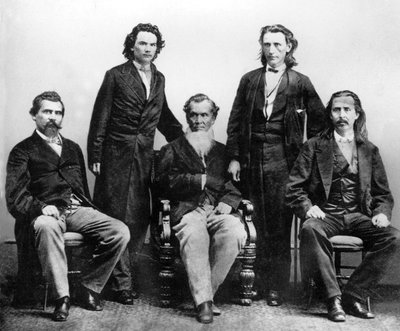 هنود الشيروكي في واشنطن عام 1866 للتفاوض على معاهدة مع الولايات المتحدة والتي سيتم التوقيع عليها في 19 يوليو - 19 يوليو جون رولين ريدج صلاح الدين واتي ريتشارد فيلدز العقيد إلياس سي بودينوت العقيد ويليام بي أدير بواسطة مصور غير معروف