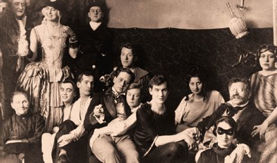 حفلة تنكرية، معهد العلوم الجنسية، برلين. 1920 (صورة) بواسطة مصور غير معروف