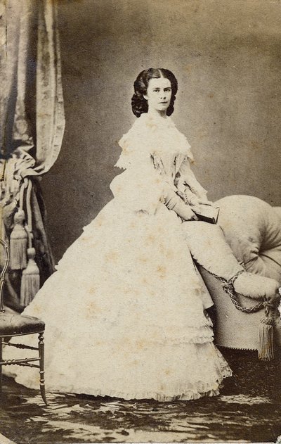 إليزابيث النمسا (سيسي) (1837-1898) 1860 - صورة إليزابيث من فيتلسباخ (1837-1898) (سيسي) ، إمبراطورة النمسا (1854-1898) وملكة المجر (1867-1898) بواسطة مصور غير معروف