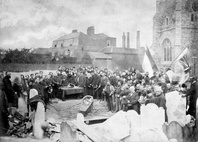 نبش جثة أوغو فوسكولو في مقبرة تشيسويك عام 1871 - ورشة الصور فراتيلي كالديسي - استخراج جثة أوغو فوسكولو في مقبرة تشيسويك عام 1871 بواسطة مصور غير معروف