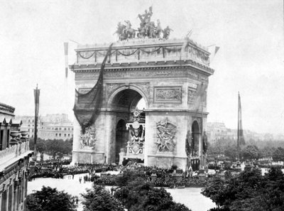 جنازة فيكتور هوغو في قوس النصر ، باريس ، في 01/06/1885 بواسطة مصور غير معروف