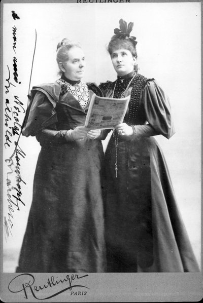 المغنية الألمانية ماتيلد مارشيسي (1821-1913) والمغنية الأسترالية نيلي (نيللي) ميلبا (1861-1931). التصوير الفوتوغرافي في أواخر القرن التاسع عشر بواسطة مصور غير معروف