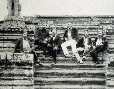 صورة جماعية لأعضاء بعثة استكشاف ميكونغ 1866-1868 (غارنييه ، دودارت دي لاغري) على درجات أنغكور فات. بواسطة مصور غير معروف