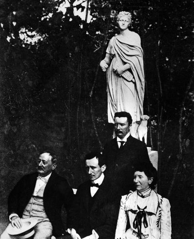 Guglielmo Marconi (1874-1937) ، فيزيائي ومخترع إيطالي مع والديه وشقيقه ألفونسو في بونتيكيو عام 1897. بواسطة مصور غير معروف