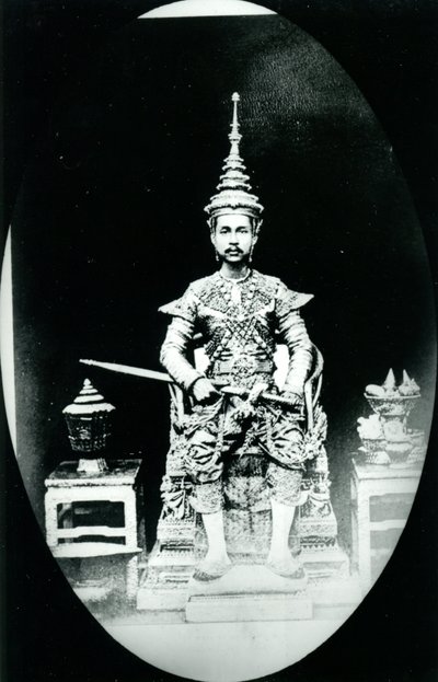 الملك شولالونغكورن ، حوالي 1880 (صورة بالأبيض والأسود) بواسطة مصور غير معروف