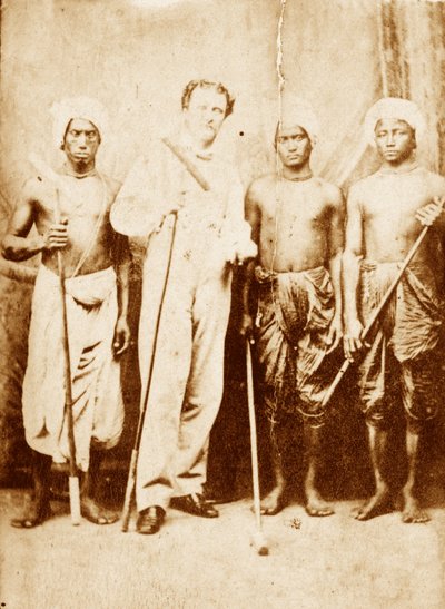 الملازم جوزيف شيرير ، مساعد المشرف على كاشار ، مع حامليه ، مانيبور ، 1861 حوالي عام بواسطة غير معروف