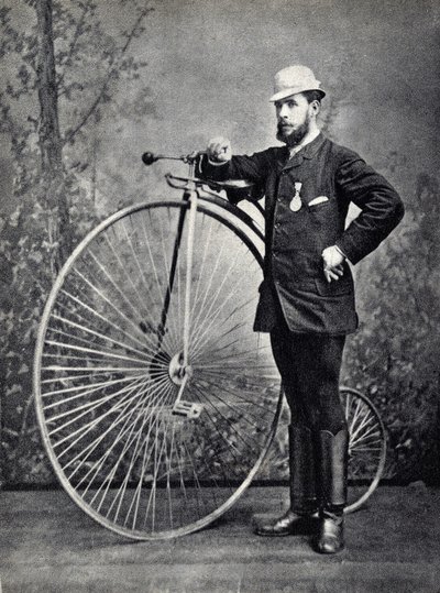 رجل يتظاهر مع Big bi (grand bi) ، سلف velocipede. تصوير ، أواخر القرن التاسع عشر ، باريس. كول. سيلفا. بواسطة مصور غير معروف