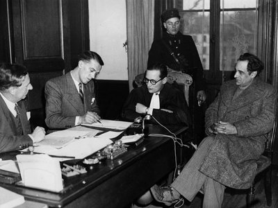 مارسيل بيتيو مع محاميه رينيه فلوريو، قضية بيتيو، حوالي عام 1946 (صورة فوتوغرافية بالأبيض والأسود) بواسطة مصور غير معروف