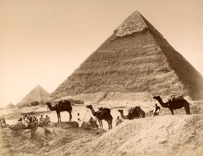 الرجال والجمال أمام هرم شيفرين بواسطة مصور غير معروف