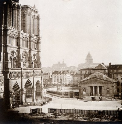 Notre Dame de Paris and the Square ، أواخر القرن التاسع عشر بواسطة مصور غير معروف