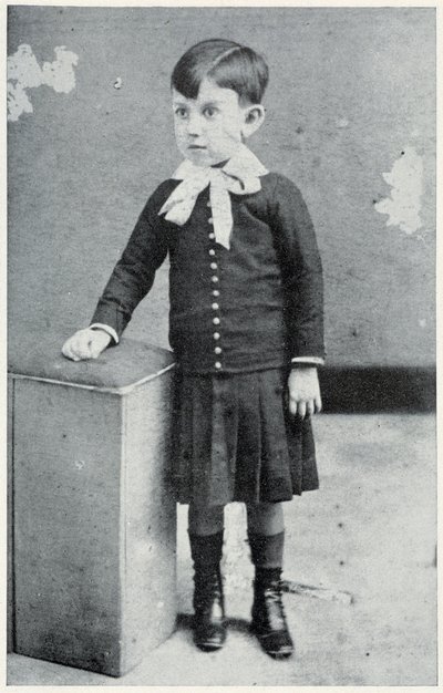 Pablo Picasso at 4 years old - in “” Picasso, iconographic documents”” by Sabartes بواسطة مصور غير معروف