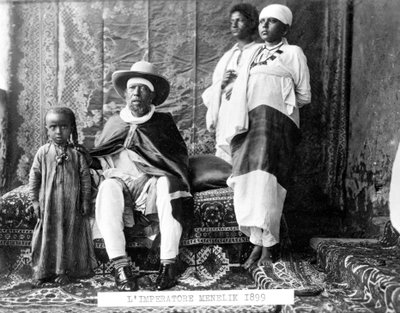 صورة للإمبراطور منليك الثاني ملك إثيوبيا (1844 - 1913) مع أسرته. بواسطة مصور غير معروف