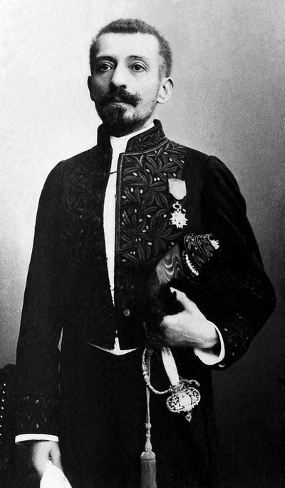 صورة شخصية لبيير لوتي (1850-1923) ، الروائي والضابط في البحرية الفرنسية ، في زي أكاديمي. بواسطة مصور غير معروف