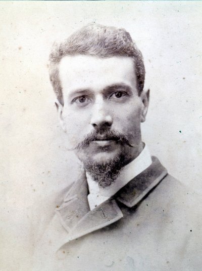 صورة لسافورجنان دي برازا (١٨٥٢ - ١٩٠٥). بواسطة مصور غير معروف