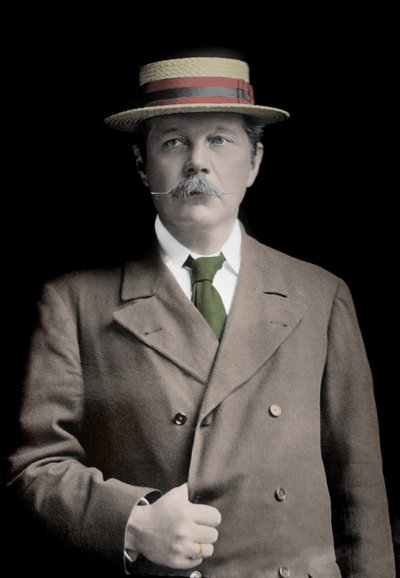 صورة للسير آرثر كونان دويل (1859-1930) ، كاتب إنجليزي ، مبتكر شخصية "شيرلوك هولمز". بواسطة مصور غير معروف