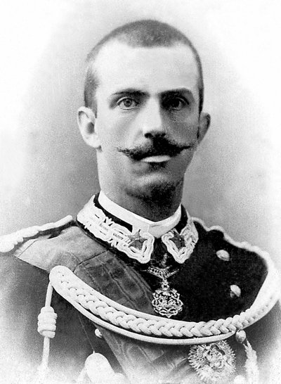 صورة لفيكتور عمانويل الثالث ملك إيطاليا (فيكتور إيمانويل) (فيتوريو إيمانويل) (1869-1947) ، ملك إيطاليا من عام 1900 حتى تنازله عن العرش عام 1946. بواسطة Unknown photographer
