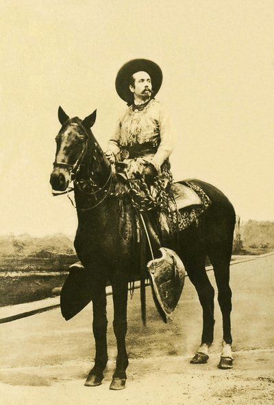 صورة ويليام فريدريك كودي (1846-1917) ، المعروف باسم بوفالو بيل ، جندي أمريكي ومغامر وممثل فارس. بواسطة مصور غير معروف