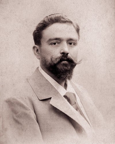 صورة للمؤلف الموسيقي وعازف البيانو إسحاق ألبينيز (1860-1909) في سن الخامسة والثلاثين. صورة عام 1895. مدريد. مؤسسة البينيز. بواسطة مصور غير معروف