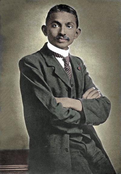 صورة للزعيم السياسي المهندس كرمشاند غاندي (1869-1948) المعروف باسم المهاتما ، الزعيم السياسي والروحي الهندي بواسطة مصور غير معروف