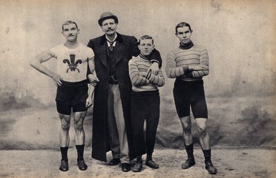 Portrait of the Gladiator cycle team. Photography, late 19th century, Paris. Coll. Selva. بواسطة مصور غير معروف