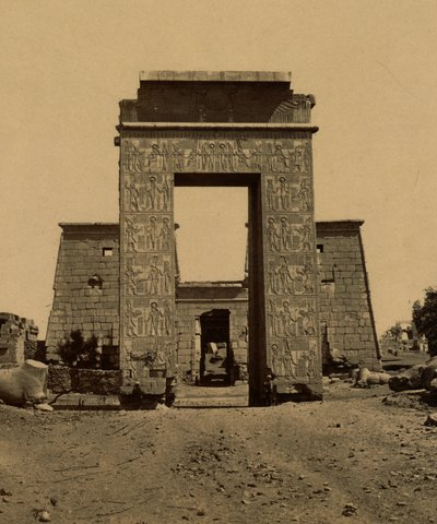  بواسطة مصور غير معروف